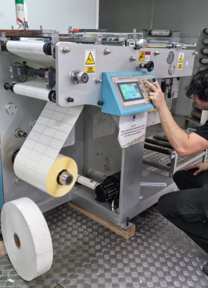 soluciones de etiquetado, codificación y control orientadas a sectores industriales y logísticos.