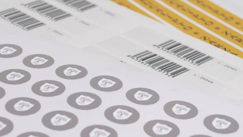 Etiquetas adhesivas y ribbon: la guía para elegir la opción más funcional para tu negocio