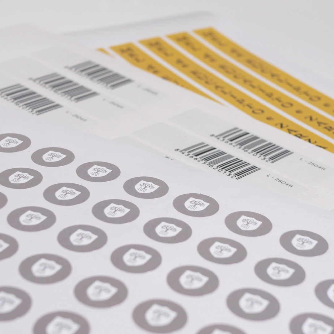 Etiquetas adhesivas y ribbon: la guía para elegir la opción más funcional para tu negocio